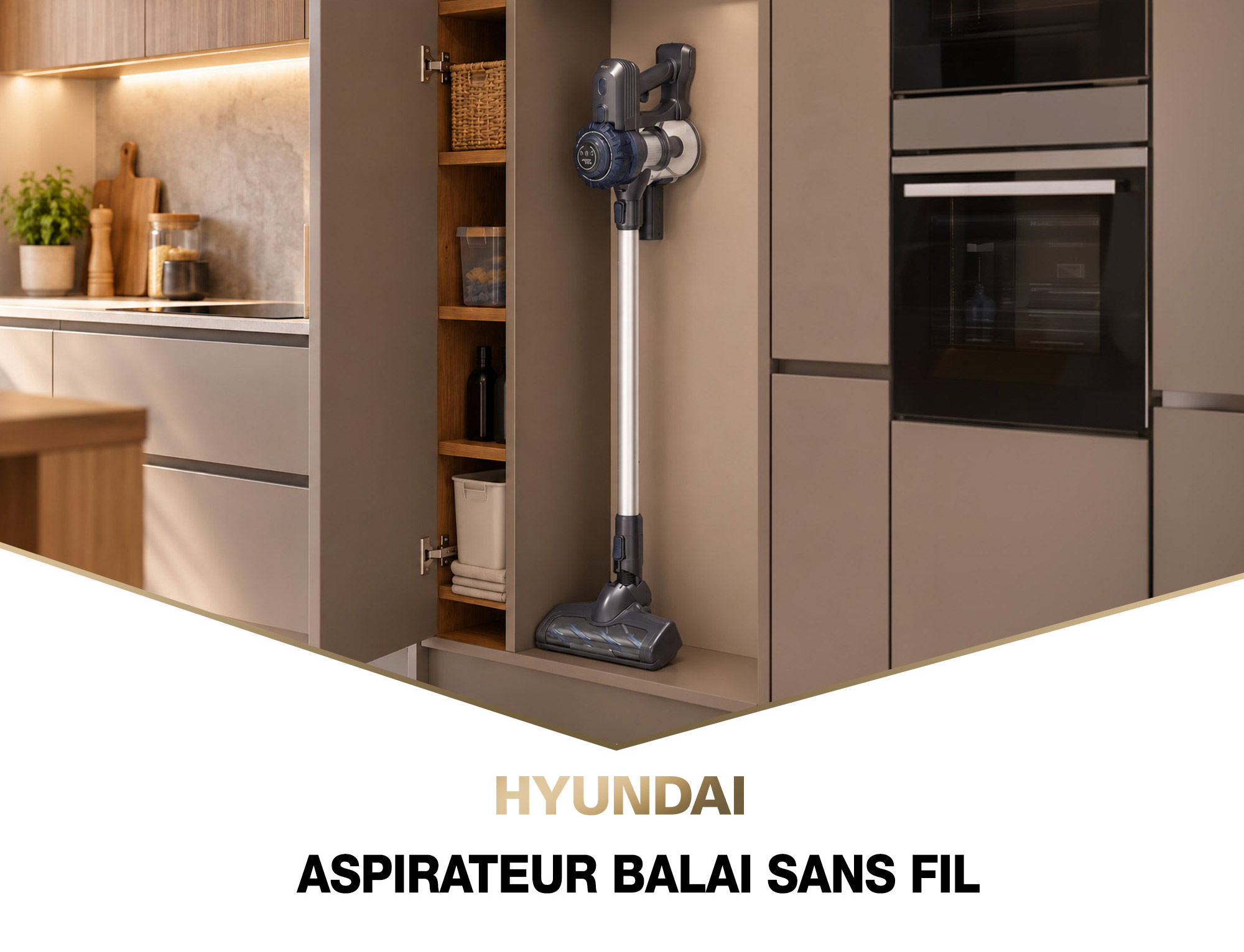 Aspirateur balai sans fil Hyundai rangé debout dans un placard de cuisine grâce à son support mural